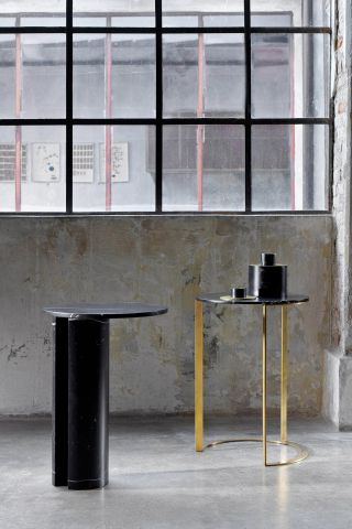 Side table with brass structure and marble surface